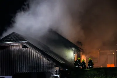 Dachstuhlbrand in Eidenberg - Familie rettet sich vor Brand PANC-20241004033709077-016.jpg