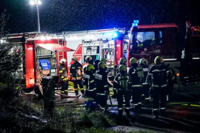 Dachstuhlbrand in Eidenberg - Familie rettet sich vor Brand PANC-20241004034009083-017.jpg