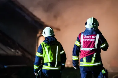 Dachstuhlbrand in Eidenberg - Familie rettet sich vor Brand PANC-20241004034009088-018.jpg