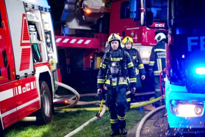 Dachstuhlbrand in Eidenberg - Familie rettet sich vor Brand PANC-20241004034709122-020.jpg