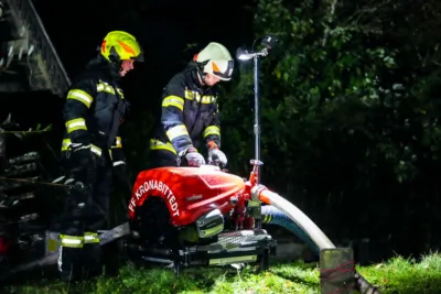 Dachstuhlbrand in Eidenberg - Familie rettet sich vor Brand PANC-20241004043909173-023.jpg