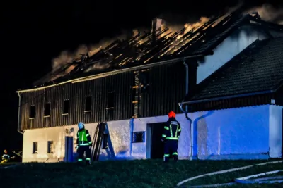 Dachstuhlbrand in Eidenberg - Familie rettet sich vor Brand PANC-20241004044209180-024.jpg