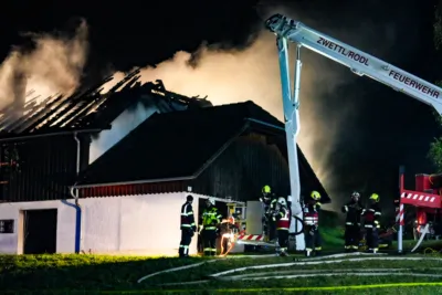 Dachstuhlbrand in Eidenberg - Familie rettet sich vor Brand PANC-20241004044609202-025.jpg