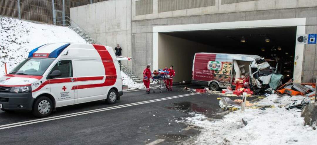 Titelbild: Schwerer Verkehrsunfall in Tunnel - Mann in Kleintransporter eingeklemmt