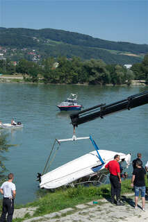 Schwerer Bootsunfall in Linz - Vier Personen verletzt bootsunfall-linz_-11.jpg