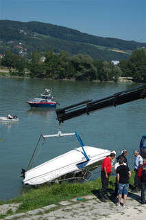 Schwerer Bootsunfall in Linz - Vier Personen verletzt bootsunfall-linz_-12.jpg