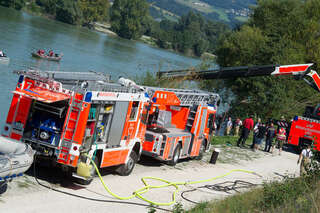 Schwerer Bootsunfall in Linz - Vier Personen verletzt bootsunfall-linz_-14.jpg