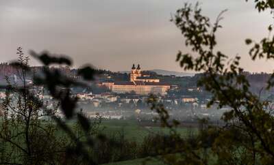 Stift Sankt Florian bei Sonnenaufgang 20141115-1500.jpg