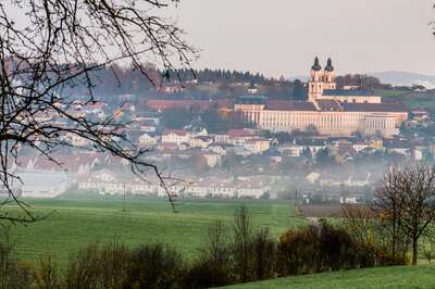 Stift Sankt Florian bei Sonnenaufgang 20141115-1503.jpg