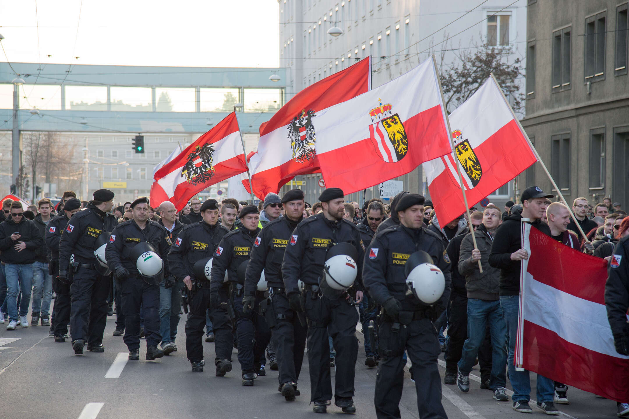 Polizei Gro Aufgebot Bei Demos In Linz