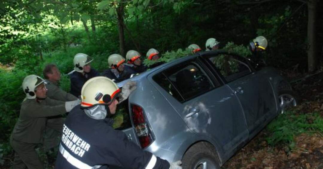 Titelbild: Pkw von Wanderweg abgekommen  Lenker von Rettung befreit!