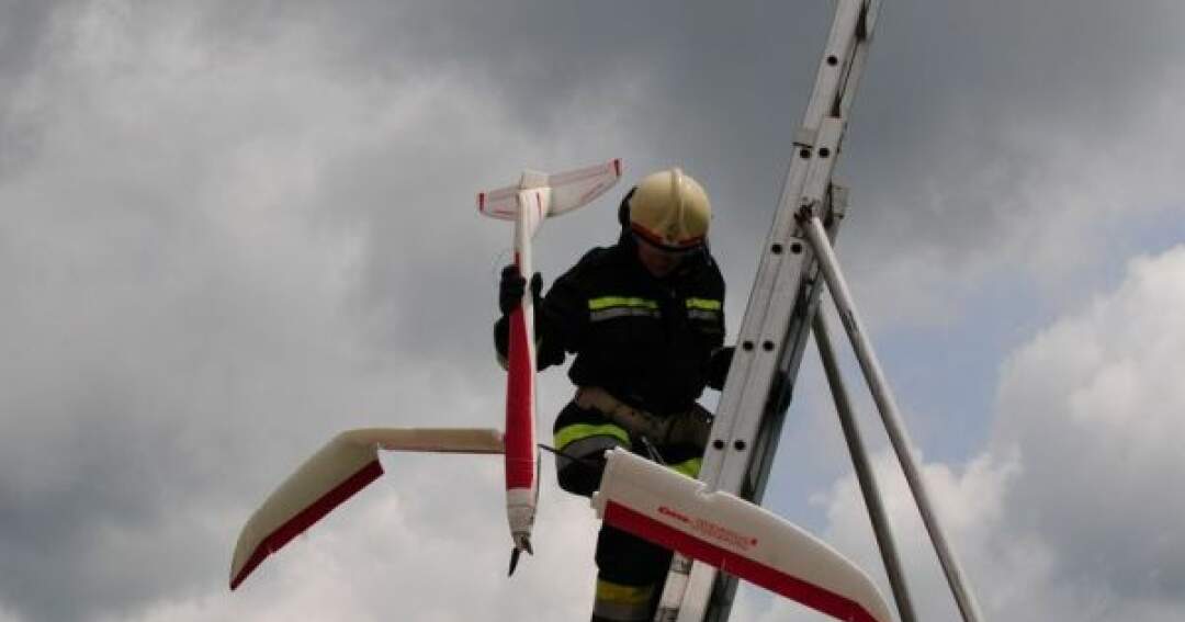 Titelbild: Modellflugzeugbergung von einem Maibaum