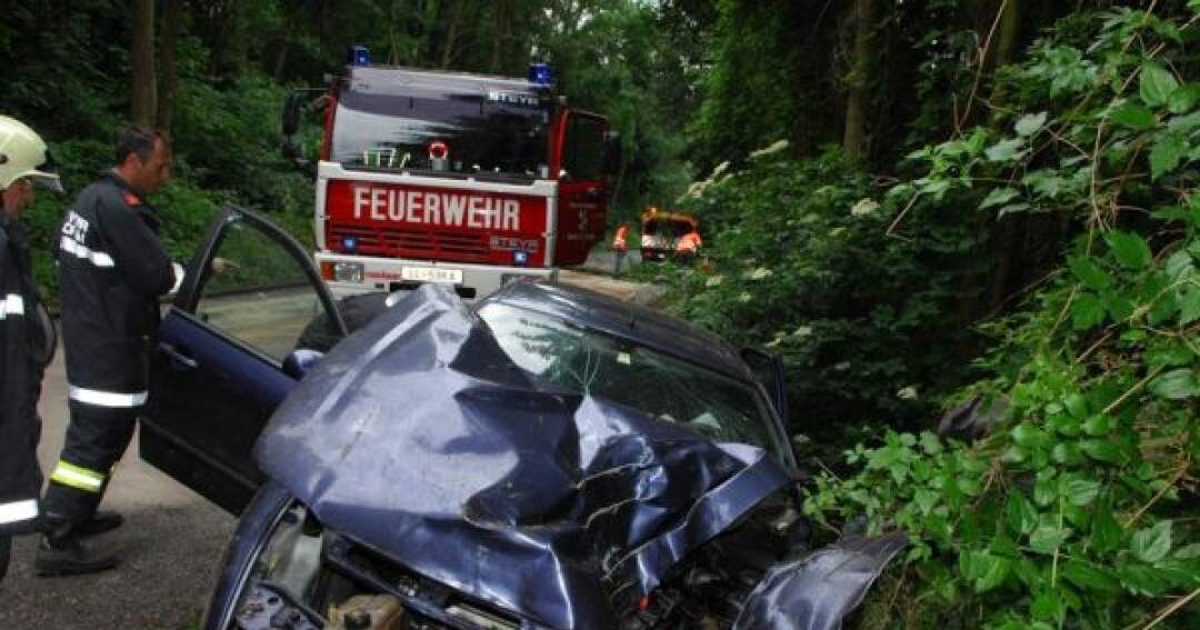 Titelbild: Auto gegen Baum  Frau eingeklemmt