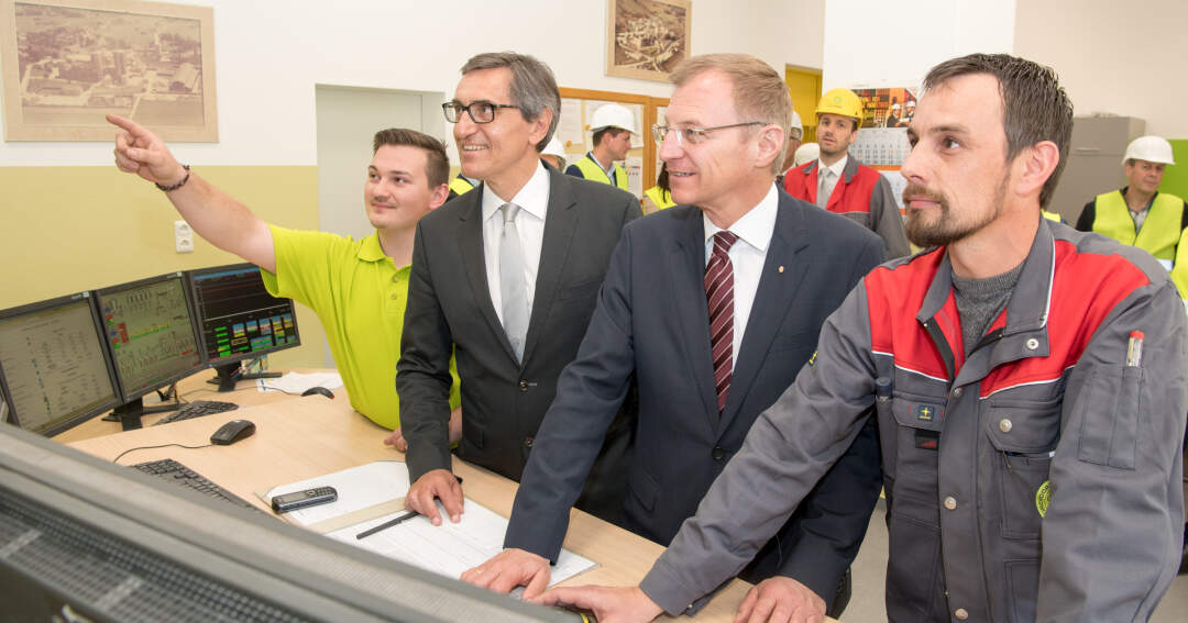 Titelbild: 1. Mai - Landeshauptmann besucht Kirchdorfer Zementwerk