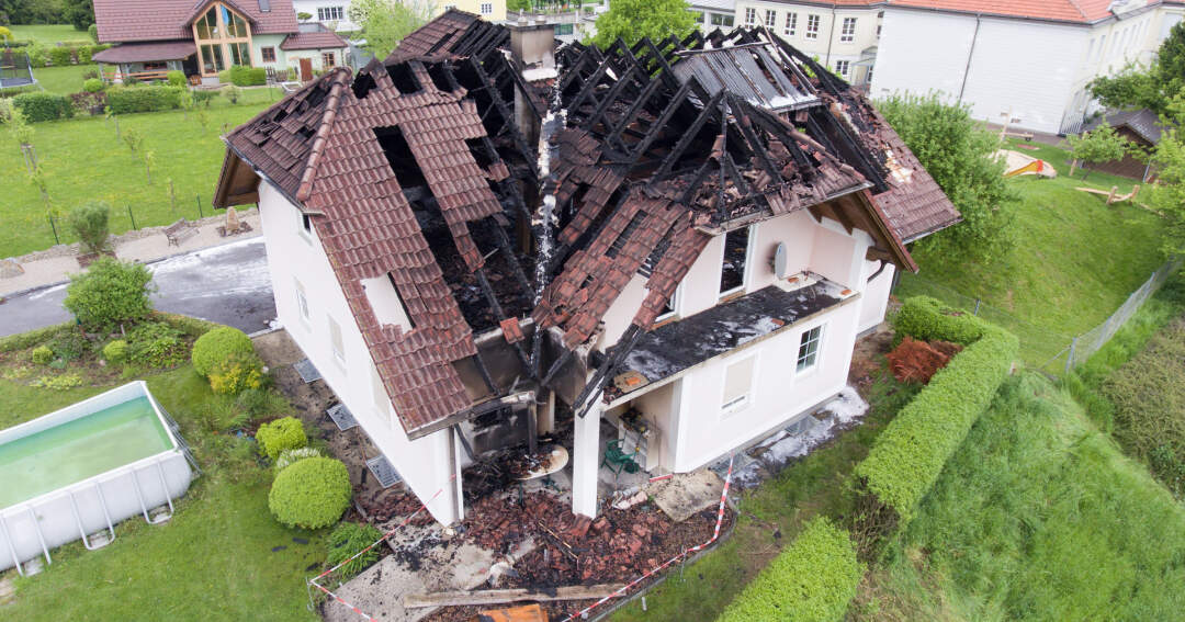 Titelbild: Einfamilienhaus im Vollbrand - 16-Jähriger rettet Eltern