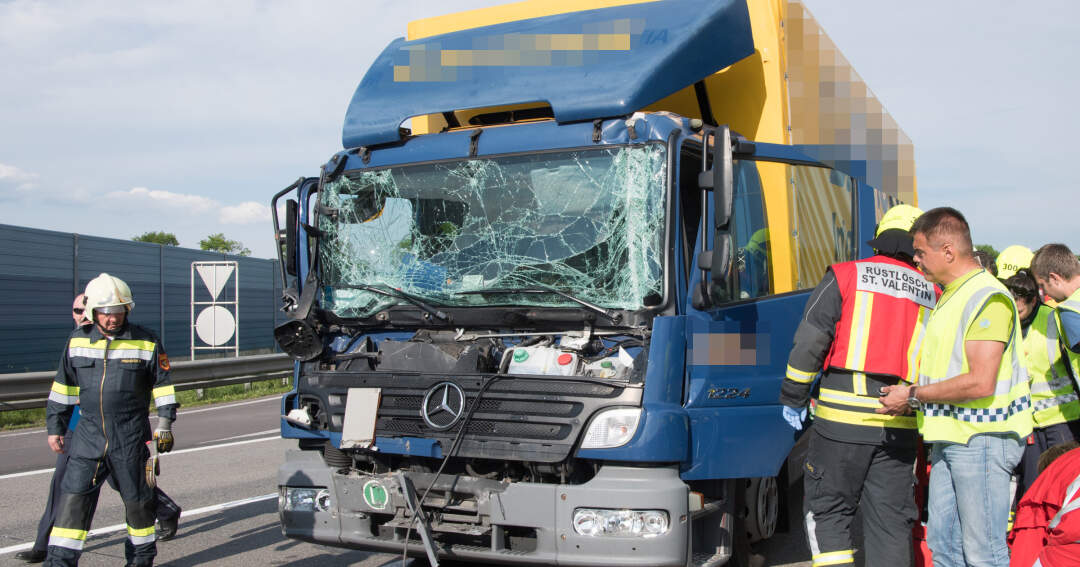 Titelbild: Auffahrunfall zwischen zwei Lkws auf der Westautobahn