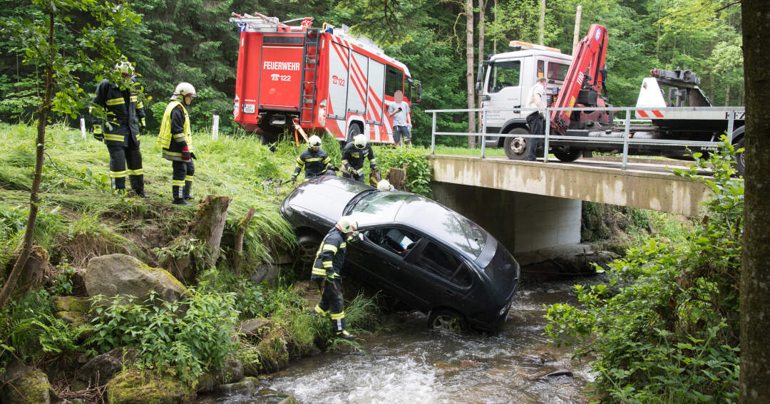 Titelbild: 19-jähriger mit Auto in Bach gelandet