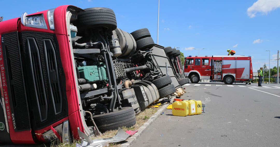 Titelbild: LKW-Unfall in Pasching