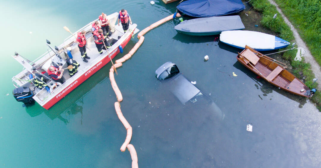 Titelbild: Pedale verwechselt: Mit Auto in Stausee gestürzt