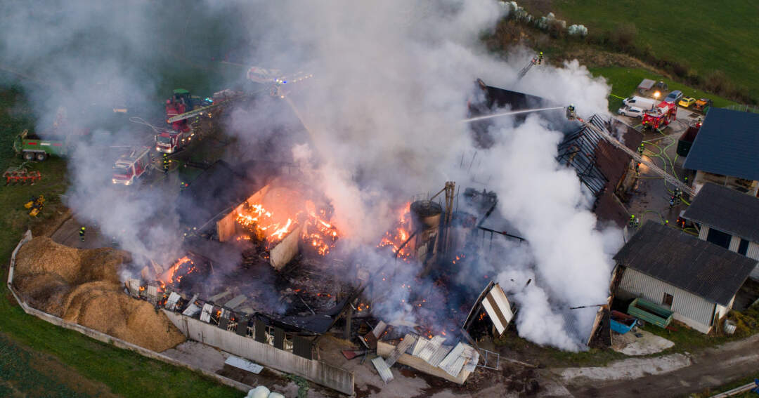 Titelbild: Höchste Alarmstufe bei Großbrand im Bezirk Linz-Land