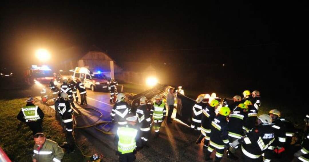 Titelbild: Zwei Verletzte - Auto auf dem Dach gelandet