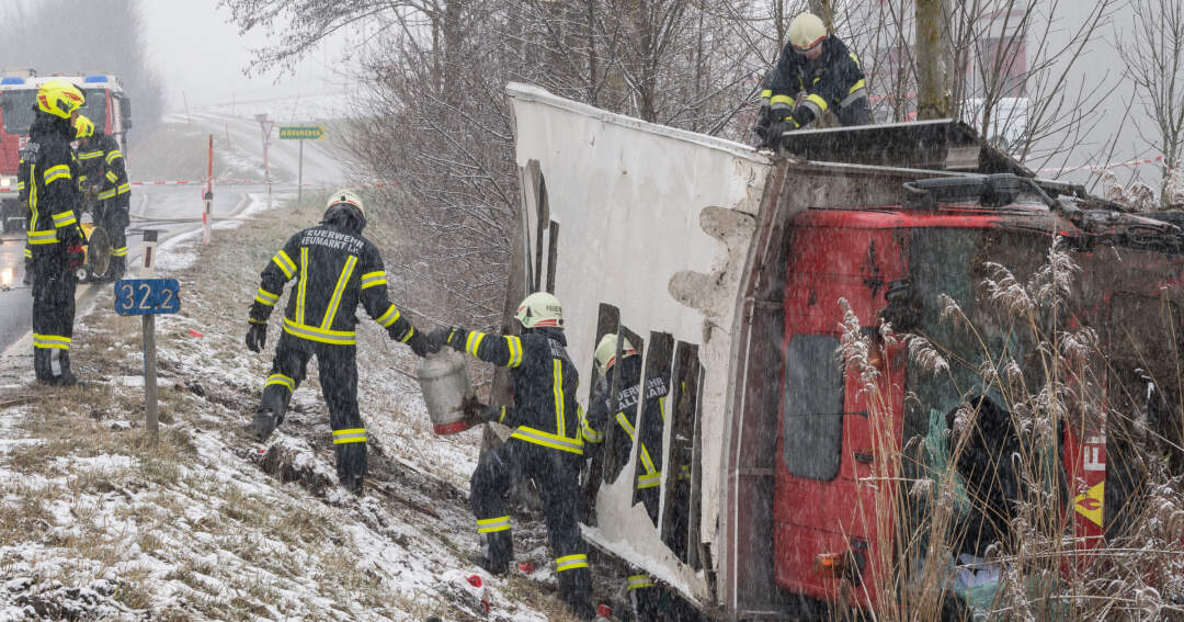 Titelbild: LKW Unfall mit Gasflaschen