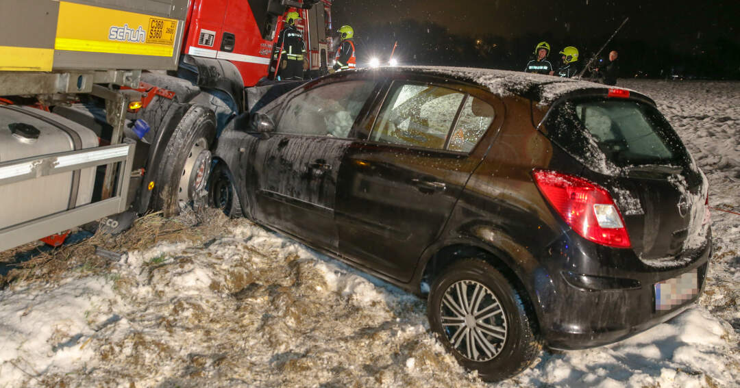 Titelbild: Lastwagen und Auto auf B139 zusammengekracht