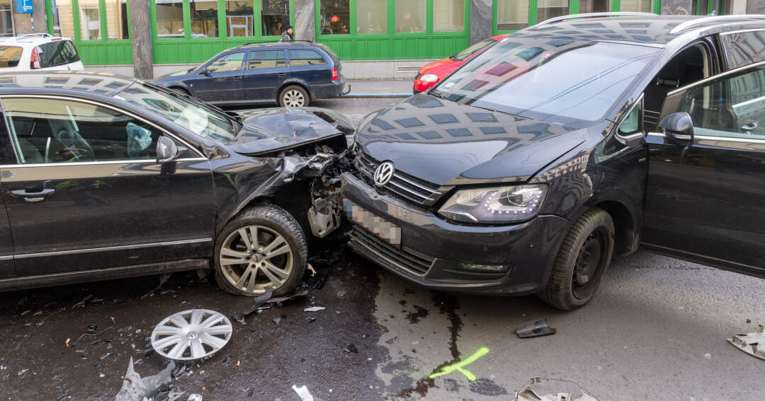 Titelbild: Zwei Verletzte - Pkw rammte Auto in der Mozartstraße