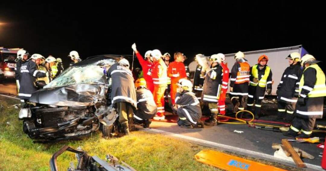 Titelbild: Pkw gegen Lkw - Feuerwehr rettet Schwerverletzten