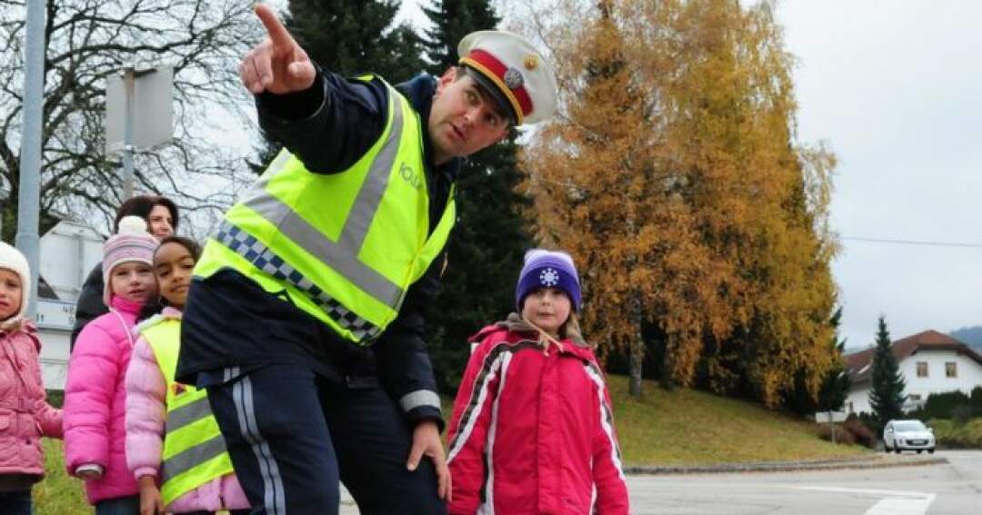 Titelbild: Zebrastreifen -Polizei leistet Präventionsarbeit