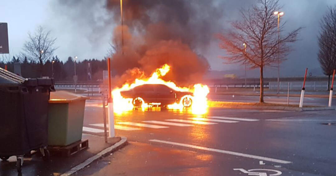 Titelbild: Kein Feuerlöscher zur Hand: Auto brannte auf Raststation aus