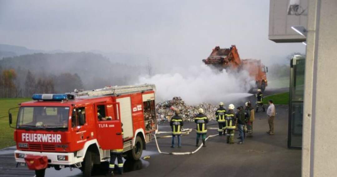 Titelbild: Brand einer Ladung Blechdosen vor FW - Haus