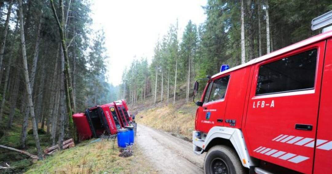 Titelbild: Holztransporter umgestürzt  Fahrer verletzt