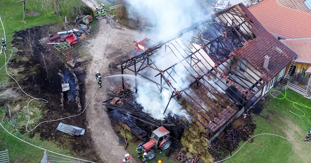 Titelbild: Brand auf einem Bauernhof in Vorchdorf