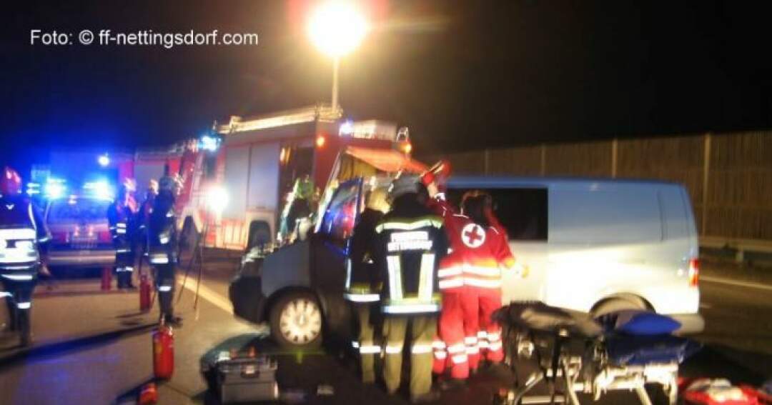 Titelbild: Unfall auf A1 Beifahrerin im Fahrzeug eingeklemmt