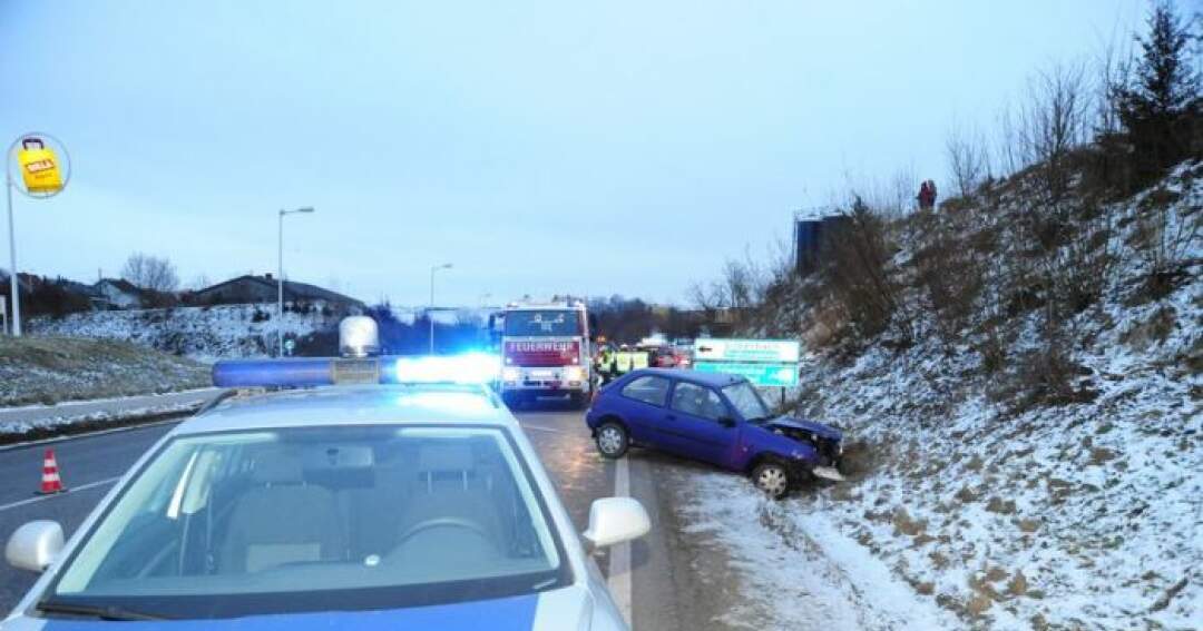 Titelbild: Eingeklemmte Person nach Crash auf der B124