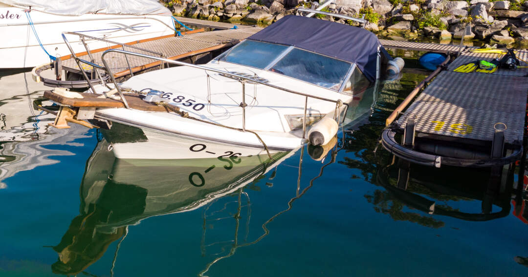 Titelbild: Motorboot in Winterhafen gekentert