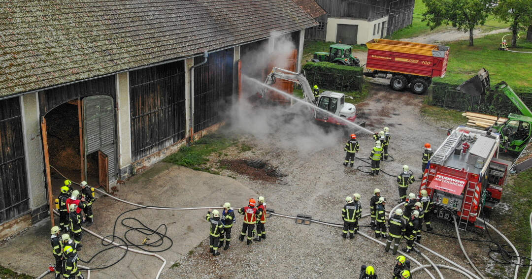 Titelbild: Brand beim Schloss Aistersheim: Sieben Feuerwehren im Einsatz