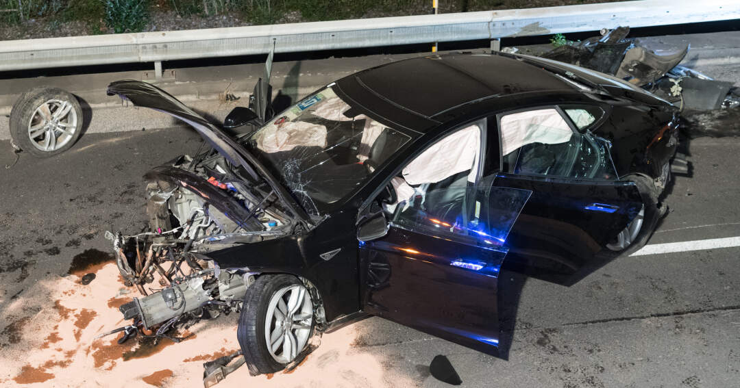 Titelbild: 17-jähriger baute mit Tesla schweren Unfall