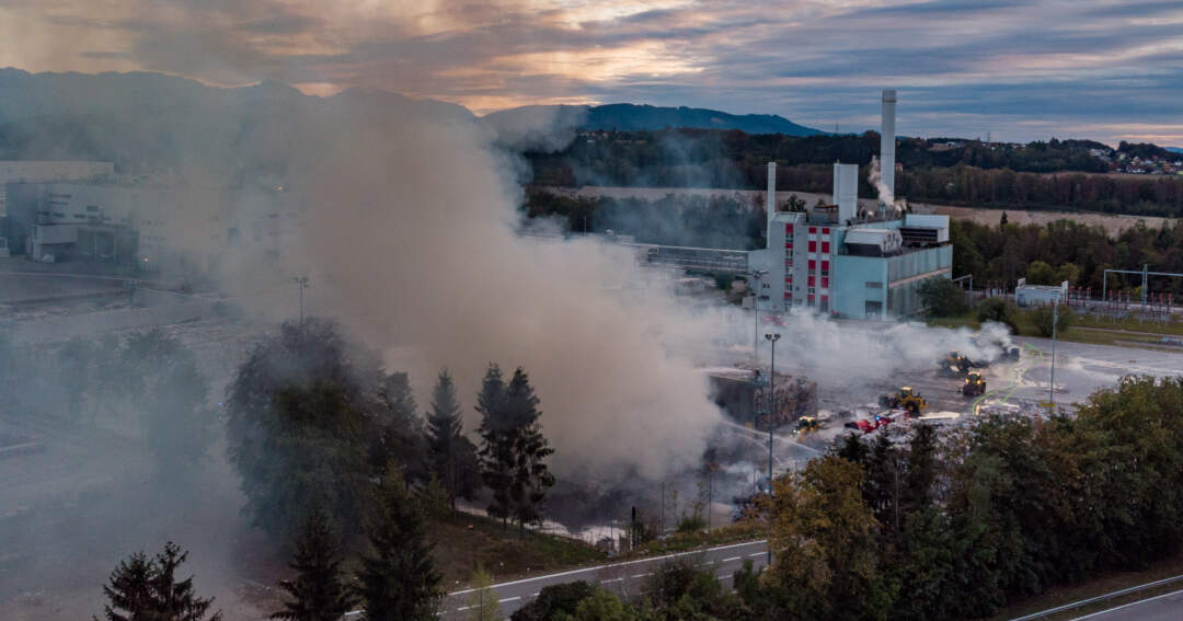 Titelbild: Brand in einer Papierfabrik in Laakirchen