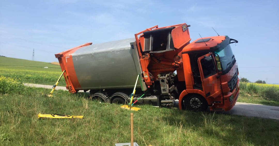 Titelbild: Altpapiertransporter von der Fahrbahn abgekommen