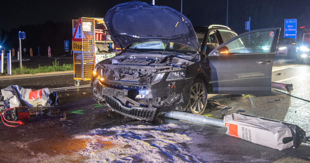 Titelbild: Nächtlicher Verkehrsunfall in Asten