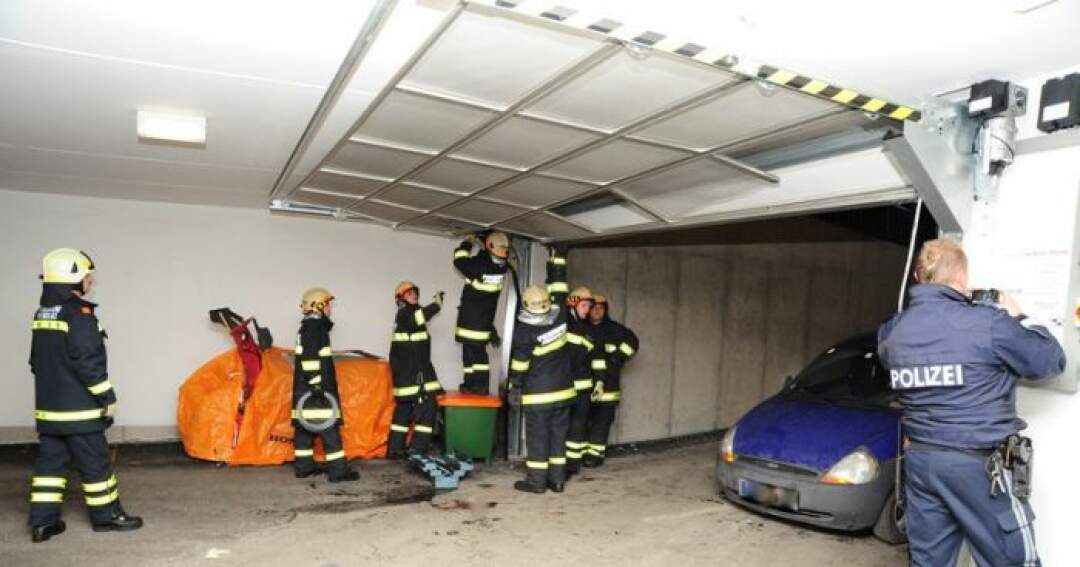 Titelbild: Unfall in Tiefgarage: Fahrzeuglenkerin schwerverletzt.