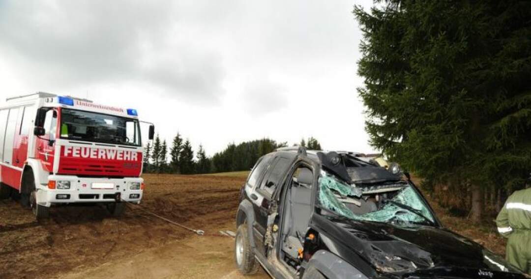 Titelbild: Tödlich verunglückt: Mit Jeep von Waldweg abgekommen