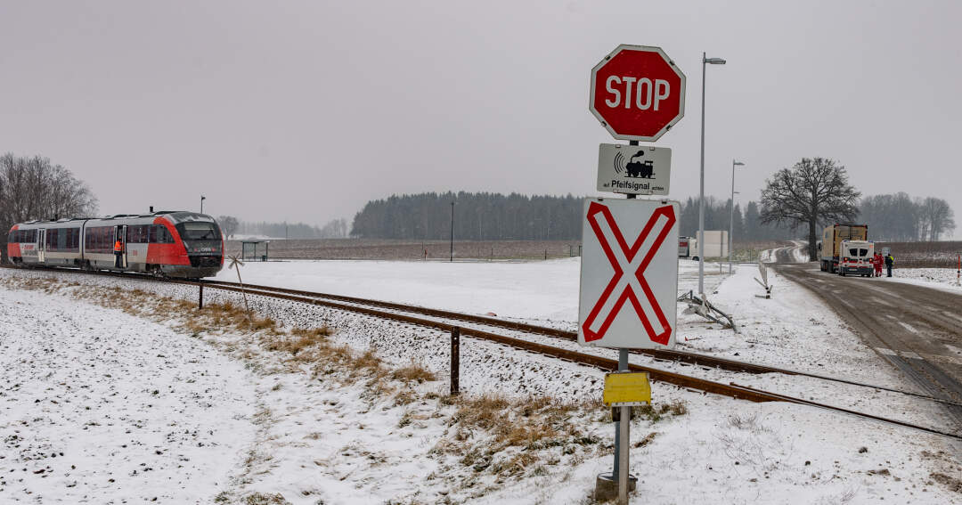 Titelbild: Lkw kollidierte mit der Almtal-Bahn