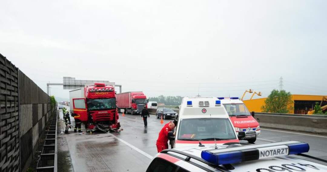 Titelbild: Unfall auf der A1 im Pfingstreiseverkehr