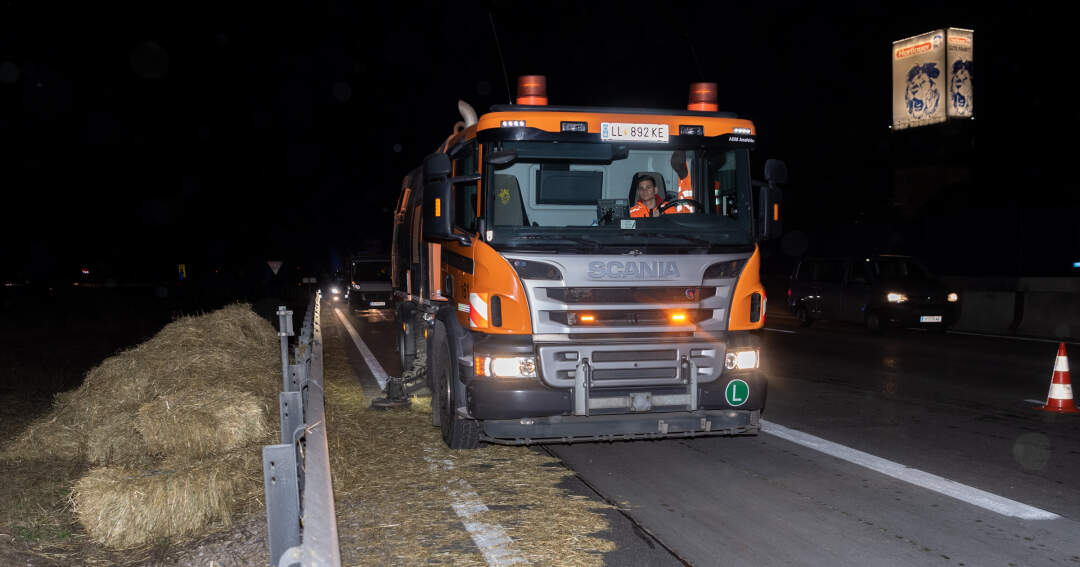 Ladegut blockiert Autobahn