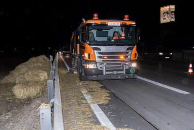 Ladegut blockiert Autobahn foke_20190224_202544.jpg