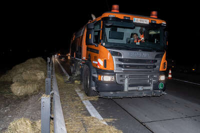 Ladegut blockiert Autobahn foke_20190224_202556.jpg