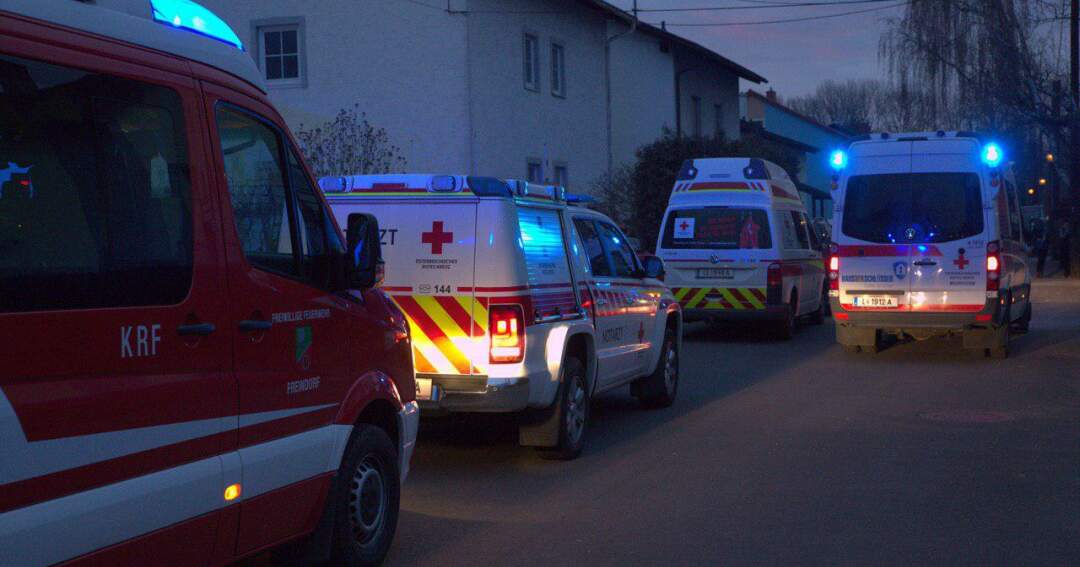 Titelbild: Feuerwehr unterstützte Rotes Kreuz